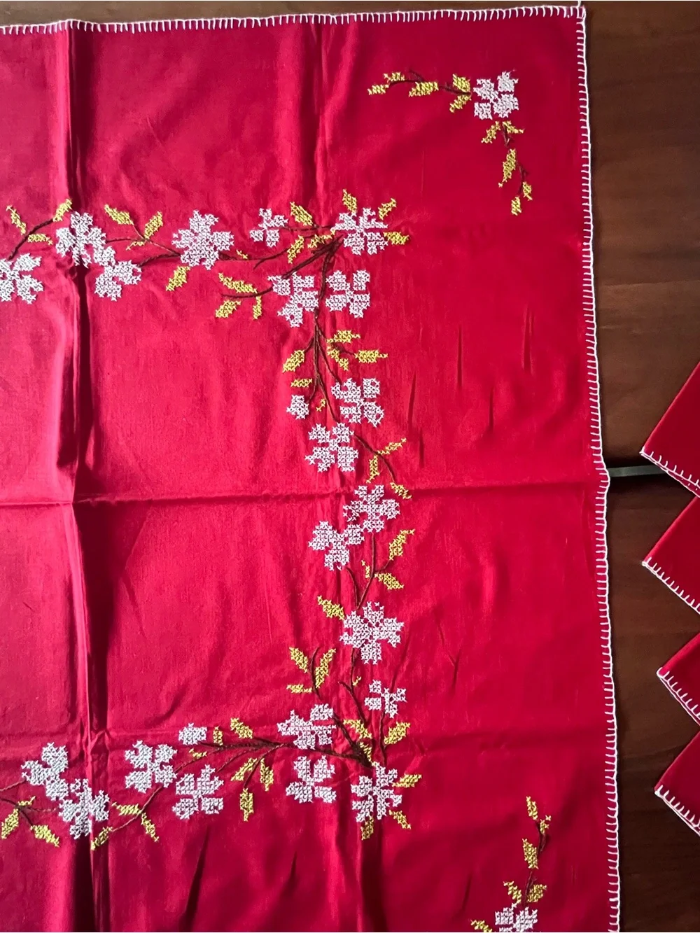 Vintage Tablecloth and 4 Napkin Set 33”Square Red Embroidered Flowers MCM